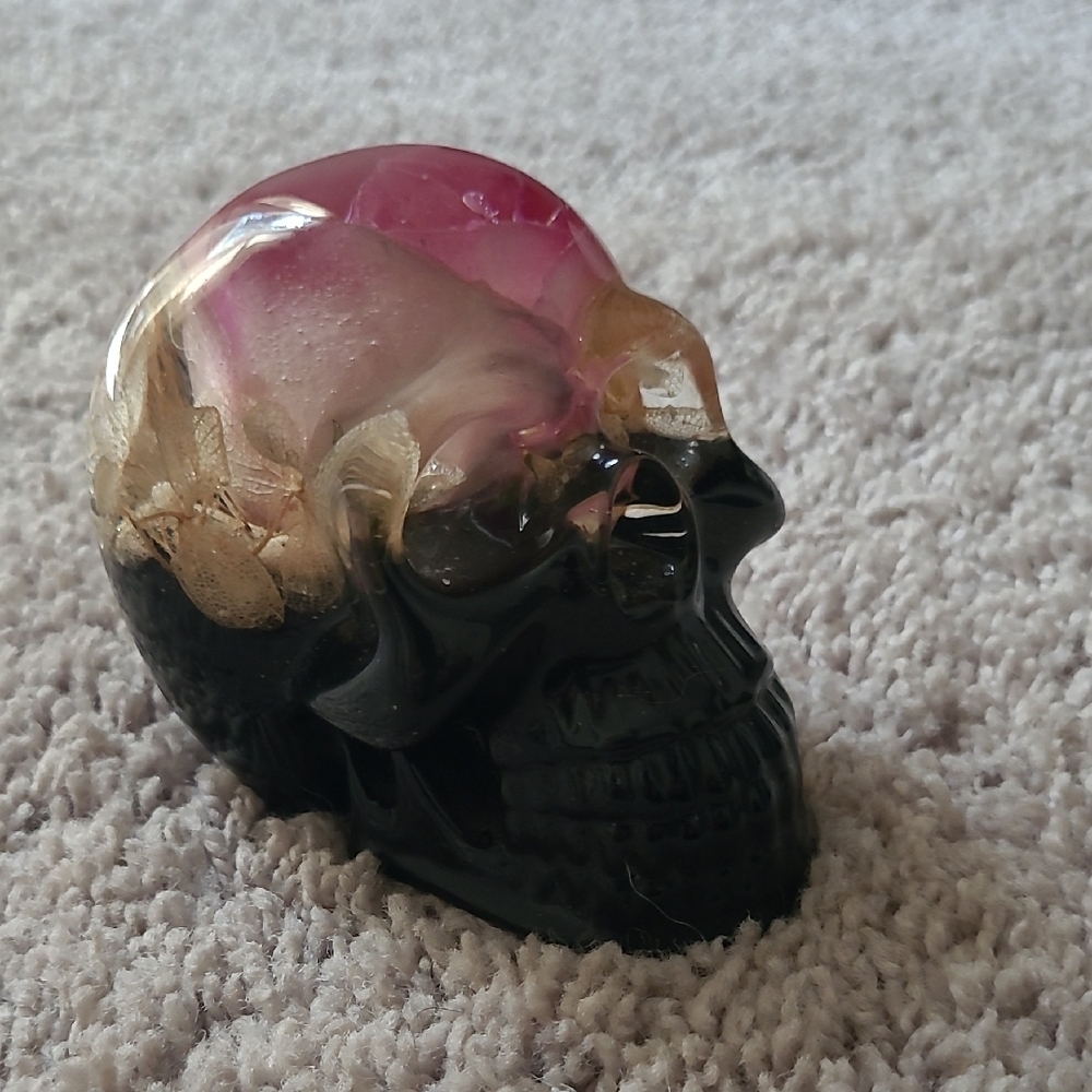 Resin Skull With Real Flowers - Picture 5 of 6